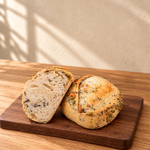 ซาวโดว์ Multigrain ผ่าครึ่งบนเขียงไม้